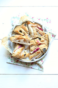 Focaccia cipollotti e salvia