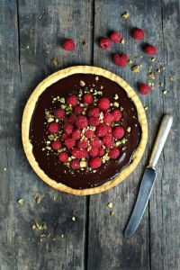 Crostata con ganache al cioccolato fondente e lamponi