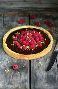 Crostata ai lamponi con ganache al cioccolato fondente e pistacchi