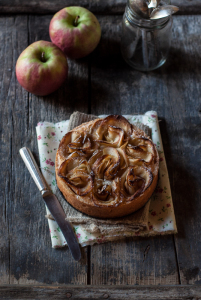 Frolla con ripieno morbido di mele e crema frangipane