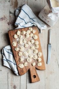 Orecchiette allo zafferano con broccoli, acciughe salate e olive