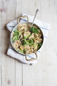 Orecchiette allo zafferano con broccoli, acciughe salate e olive