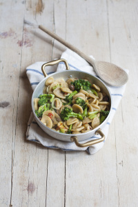 Orecchiette allo zafferano con broccoli, acciughe salate e olive