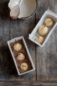 Torta senza glutine con cacao e pere intere