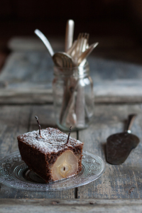 Torta senza glutine con cacao e pere intere