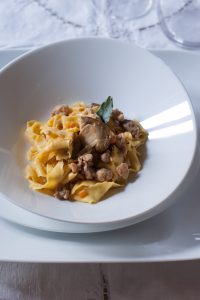 Pappardelle di farro allo zafferano con porcini e ragù bianco di coniglio