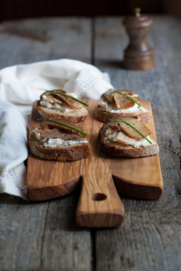 Crostoni di grano saraceno con ricotta, trota affumicata e porcini