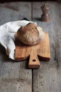 Crostoni di grano saraceno con ricotta, trota affumicata e porcini
