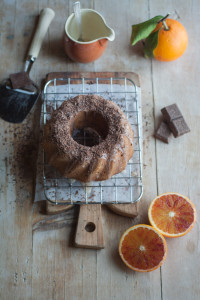 Torta con scaglie di cioccolato e arancia