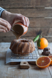 Torta con scaglie di cioccolato e arancia