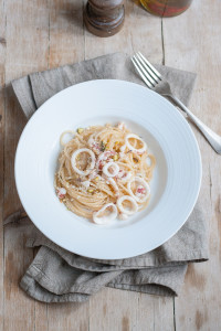 Spaghetti con totani marinati, pistacchi e pangrattato