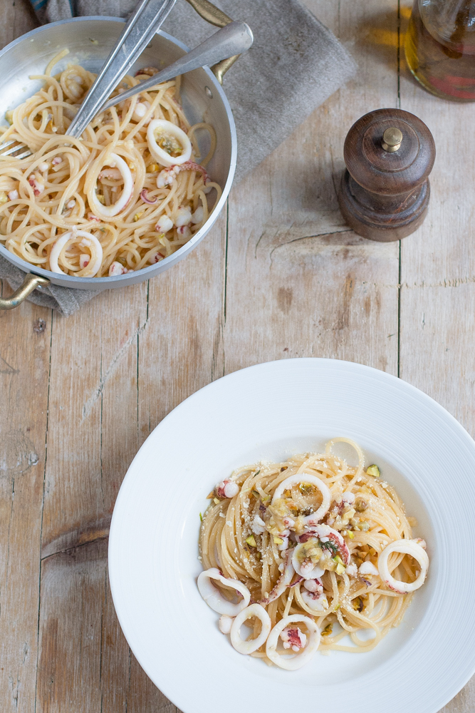 Spaghetti con totani marinati, pistacchi e pangrattato