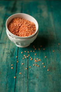 Crema di lenticchie rosse e carote con curcuma e dip di feta allo yogurt