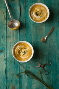 Crema di lenticchie rosse e carote con curcuma e dip di feta allo yogurt
