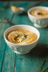 Crema di lenticchie rosse e carote con curcuma e dip di feta allo yogurt