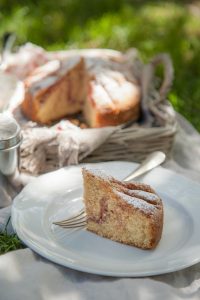 Torta di farro con rabarbaro e cardamomo
