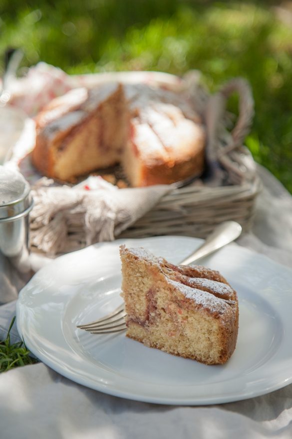 Torta di farro con rabarbaro e cardamomo