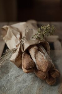 Bastoni integrali all'olio, con olive kalamata e origano
