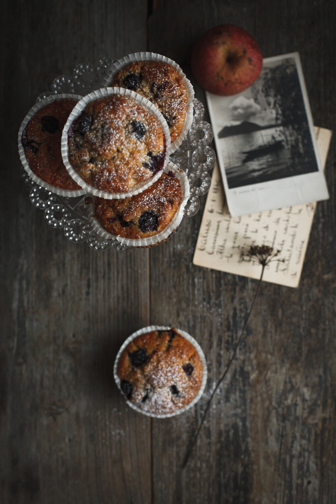 Muffin con farina di segale, mele e mirtilli-2